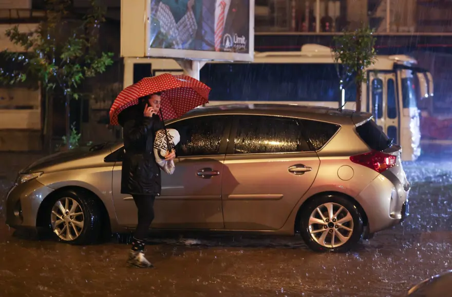 Antalya'da sel ve su baskını: 1 kişi yaşamını yitirdi, 3 ilçede okullar yarın da tatil (4 şehir için turuncu kodlu uyarı) 14
