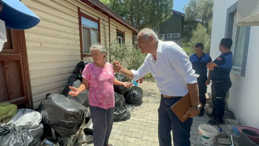 Muğla'da çevreye yayılan kötü koku ekipleri harekete geçirdi! Çöp evin içinden çıkanları gören şaşırdı 3