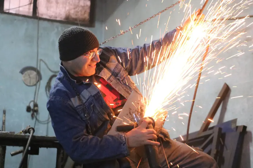 Müzisyen olmak istiyordu kaynakçı oldu, sıra dışı gösterisi ilgi çekiyor: "Sahne teklifleri bile geldi" 