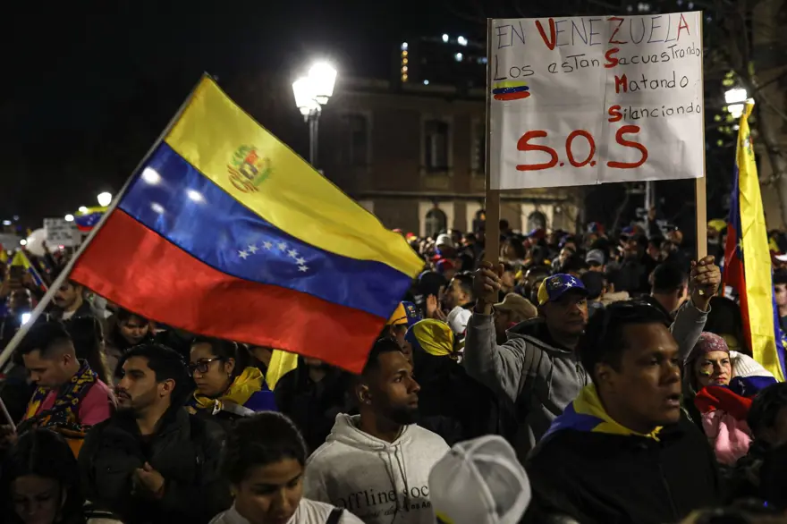 Venezuela'da "hileli" seçim tartışması: Yüzlerce göçmen sokaklarda toplandı 16 Venezuela'da "hileli" seçim tartışması: Yüzlerce göçmen sokaklarda toplandı 16