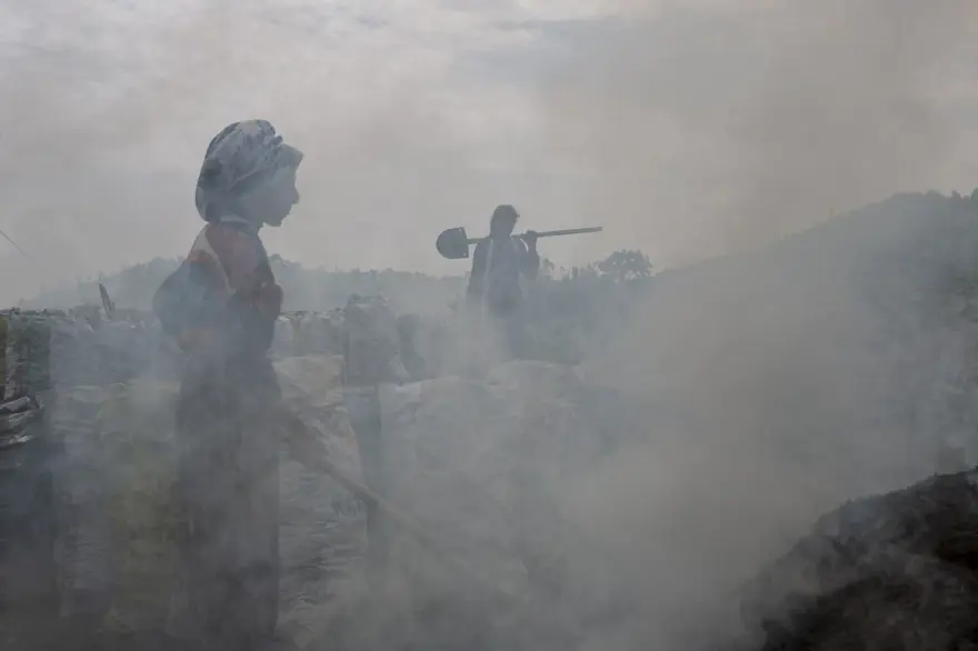 Ekmeklerini mangal kömüründen çıkarıyorlar 6