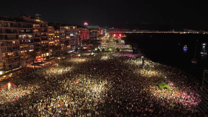 İzmir’de kurtuluş günü coşkusu: Tarkan konserine yüz binlerce kişi akın etti 11