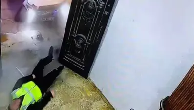 Otopark görevlisine çarpan minibüsün sürücüsü, aracını bırakıp kaçtı