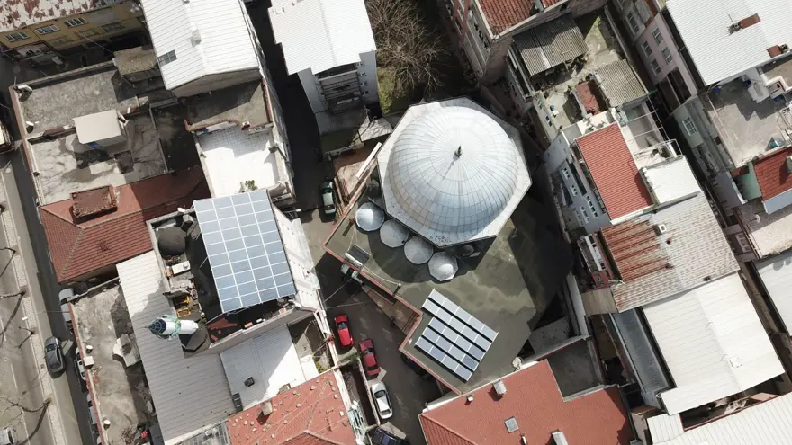 Güneş panelleri ile kendi elektriğini üreten cami: Fazla enerjisi satılıyor 2