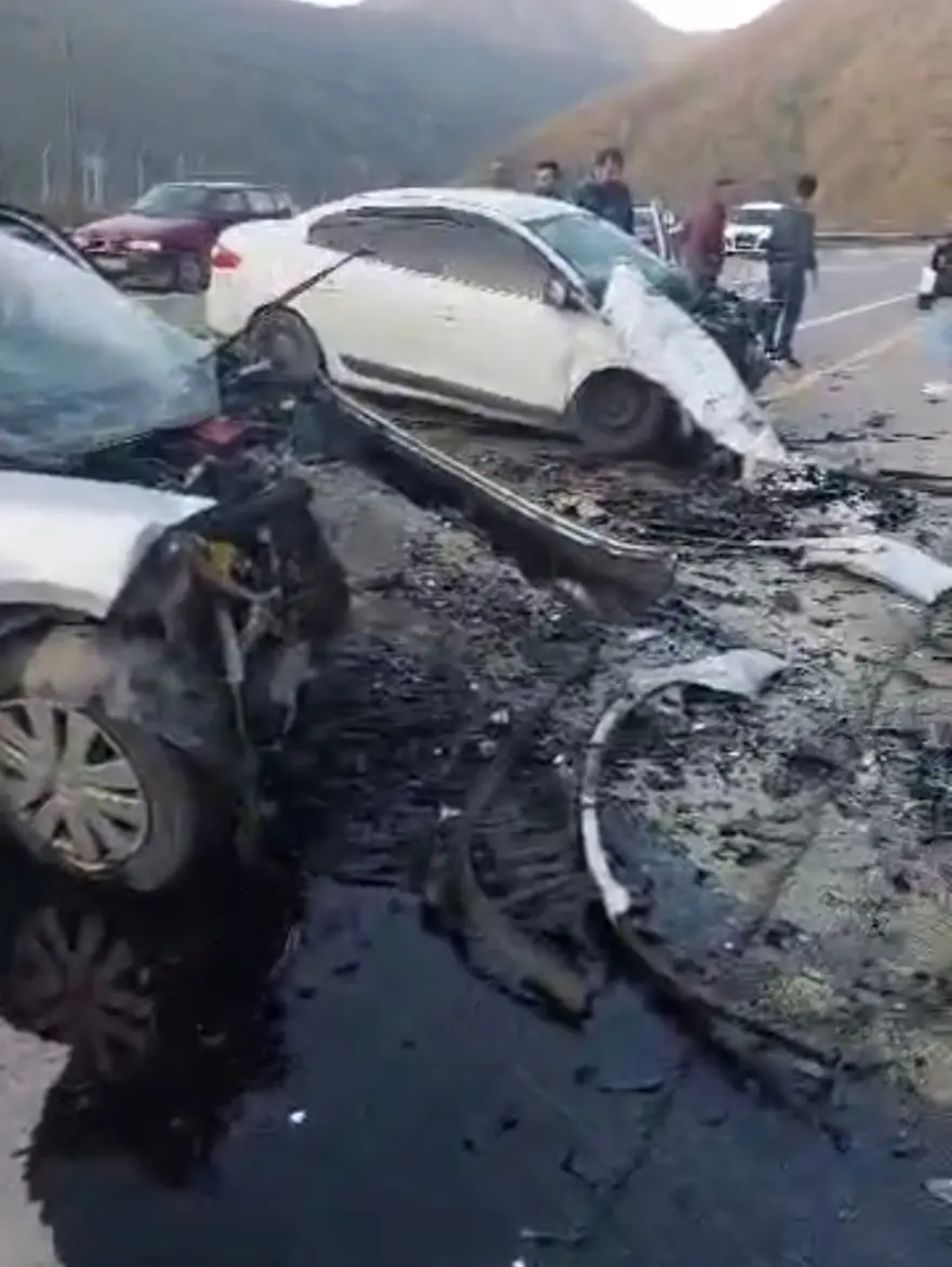 İkiotomobil kafa kafaya çarpıştı: 1 ölü, 1 ağır yaralı 2 İkiotomobil kafa kafaya çarpıştı: 1 ölü, 1 ağır yaralı 2