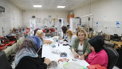 Kadınların emeğiyle takıya dönüşüyor: Aile bütçesine katkı sağlanıyor