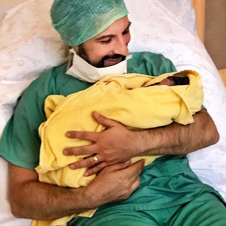Tarkan kızı Liya'nın doğum fotoğraflarını paylaştı 1