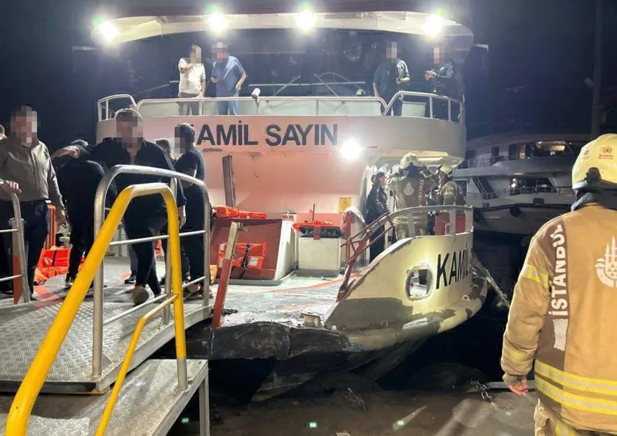 Yolcu motoru, Boğaz'da kuru yük gemisi ile çarpıştı: 12 yaralı 
