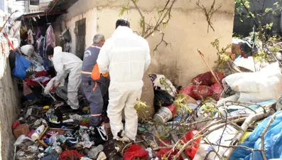Mersin'de bir evden 15 ton çöp çıktı