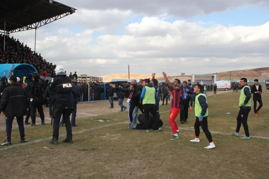 Maçta kavga çıktı: 2 kişi yaralandı 3 Maçta kavga çıktı: 2 kişi yaralandı 3