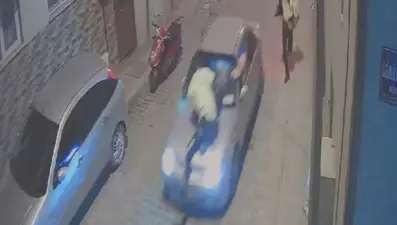 İzmir'de akılalmaz olay! Polisi 300 metre kaputun üzerinde götürdü