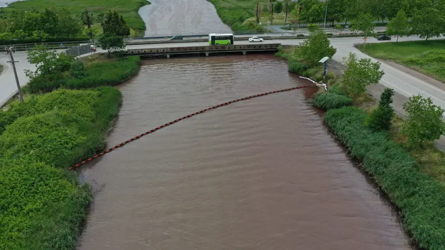 Kocaeli'de Kilez Deresi'ni atık su ile kırmızıya boyayan firmaya ceza 4