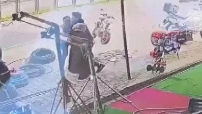 Bıçağın önüne atladı, kadını saldırıdan kurtardı