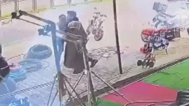 Bıçağın önüne atladı, kadını saldırıdan kurtardı