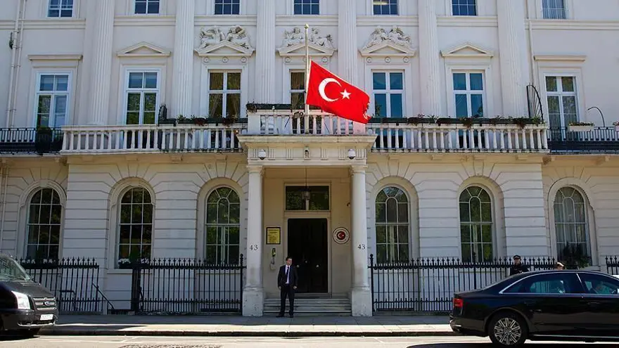 Londra'daki Türk Konsolosluğu önünde Kur'an-ı Kerim yakıldı 3