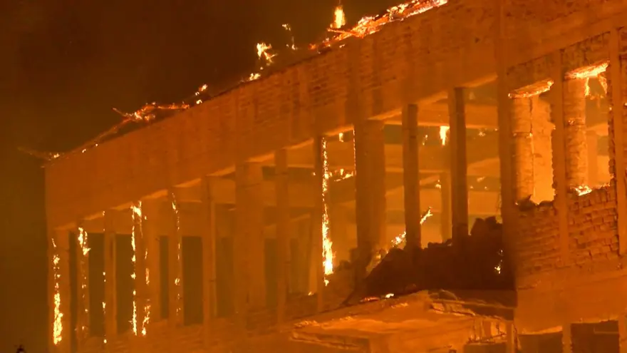 Bursa'da tarihi fabrikada korkutan yangın 9 Bursa'da tarihi fabrikada korkutan yangın 9