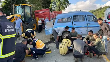 Fındık işçilerini taşıyan minibüsler çarpıştı: 15 yaralı