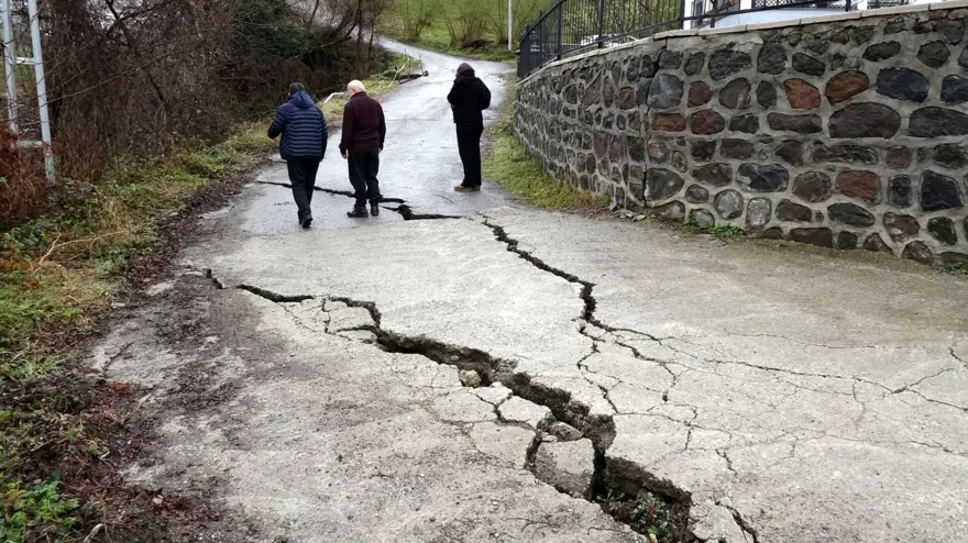 Yolda derin çatlaklar oluştu: Endişelendiren görüntü 2