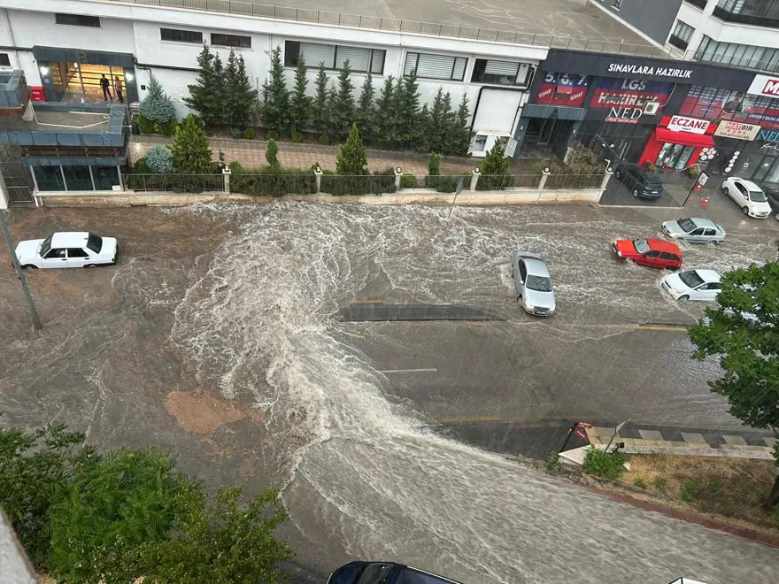 Ankara'da sağanak yağış: Arabalar sürüklendi 5