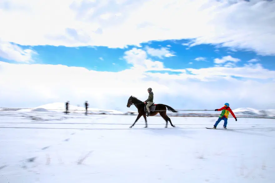 Van'da "Atlı snowboard" heyecanı Van'da "Atlı snowboard" heyecanı