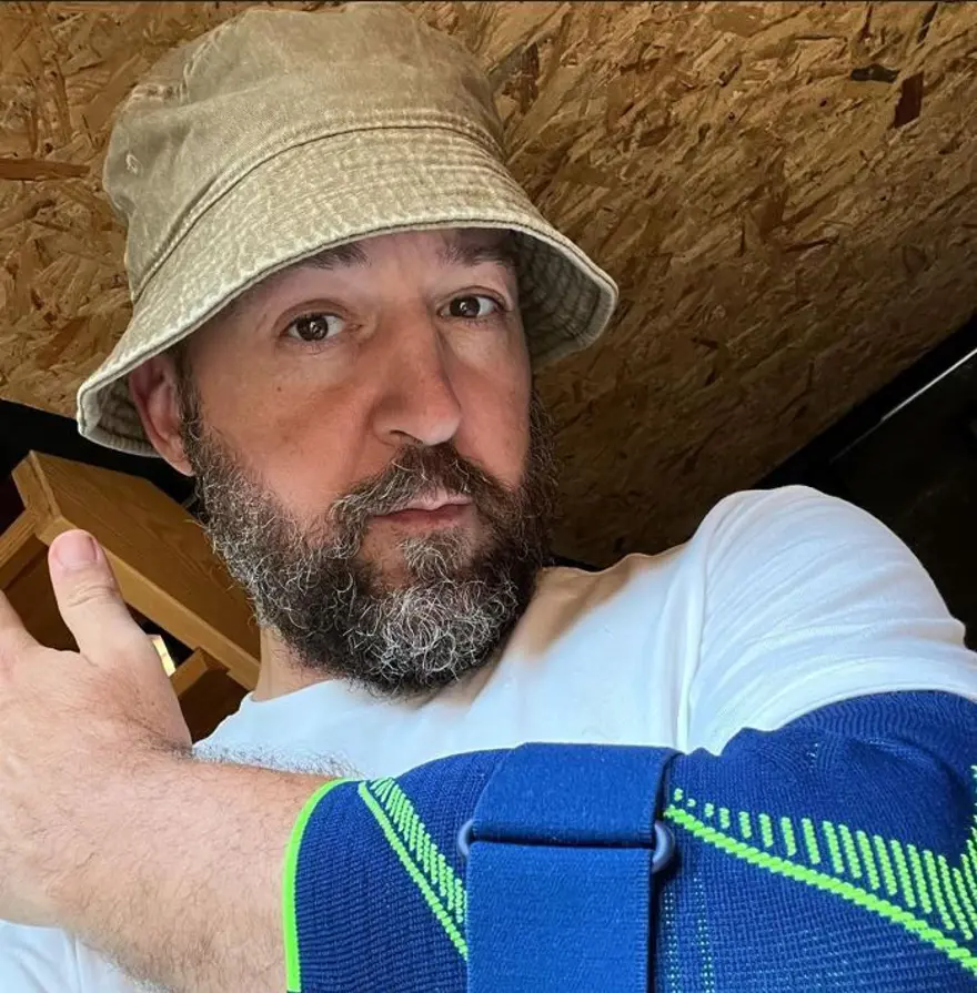 Athena grubunun gitaristi Hakan Özoğuz lenfomaya yakalandı 2