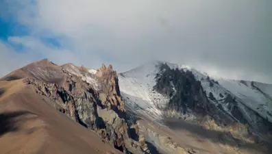 Erciyes'in zirvesi beyaz örtüyle kaplandı