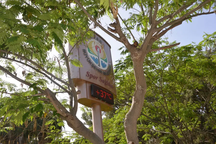 Adana'da sıcaklık 37 dereceyi buldu, parklar doldu Adana'da sıcaklık 37 dereceyi buldu, parklar doldu