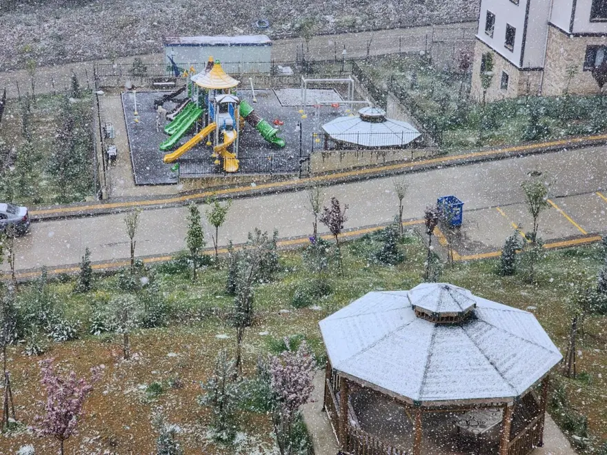 Şehir merkezinde lapa lapa kar: "Sabah güneş vardı, şimdi kar yağıyor" Şehir merkezinde lapa lapa kar: "Sabah güneş vardı, şimdi kar yağıyor"