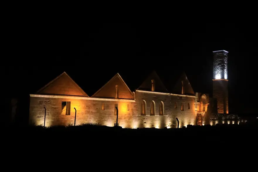 Şanlıurfa'da özel ışıklandırma yapılan tarihi alanlarda kartpostallık görüntüler 12