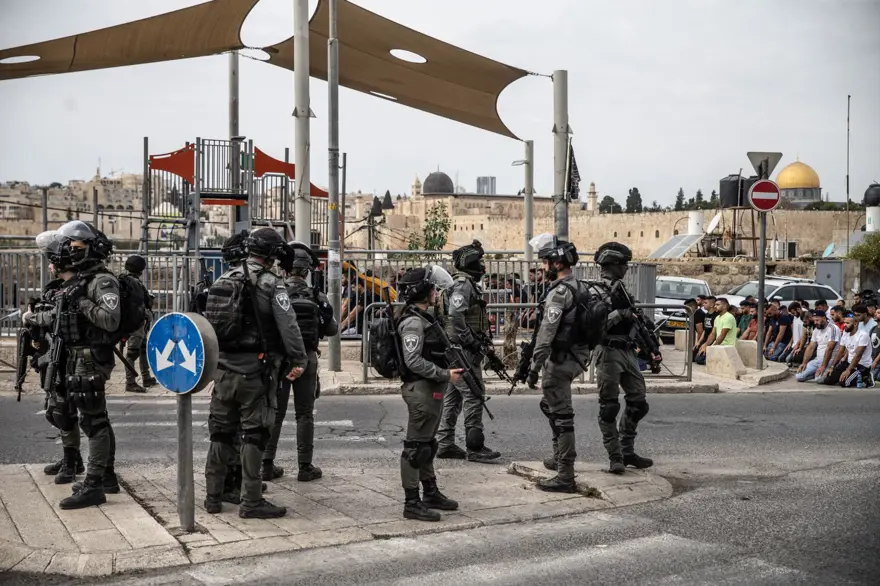 İsrail, Filistinli gençlerin Mescid-i Aksa'da cuma namazı kılmasına yine izin vermedi 14 İsrail, Filistinli gençlerin Mescid-i Aksa'da cuma namazı kılmasına yine izin vermedi 14