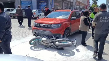 Adana’da motosiklet iki otomobille çarpıştı: 1 ağır yaralı