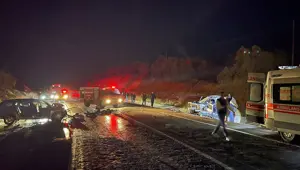 Otomobil kazada alev aldı: Karı koca öldü, 3 kişi yaralandı