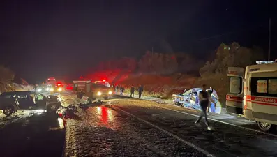 Otomobil kazada alev aldı: Karı koca öldü, 3 kişi yaralandı