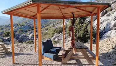 Kaçak avladıkları yaban keçisinin derisini yüzüp, not bırakarak ipe astılar