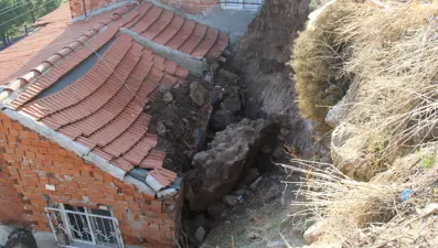 İzmir'de heyelan paniği: Bazı evler zarar gördü