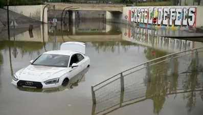 Barselona'da sel felaketi: 2 kişi kayboldu
