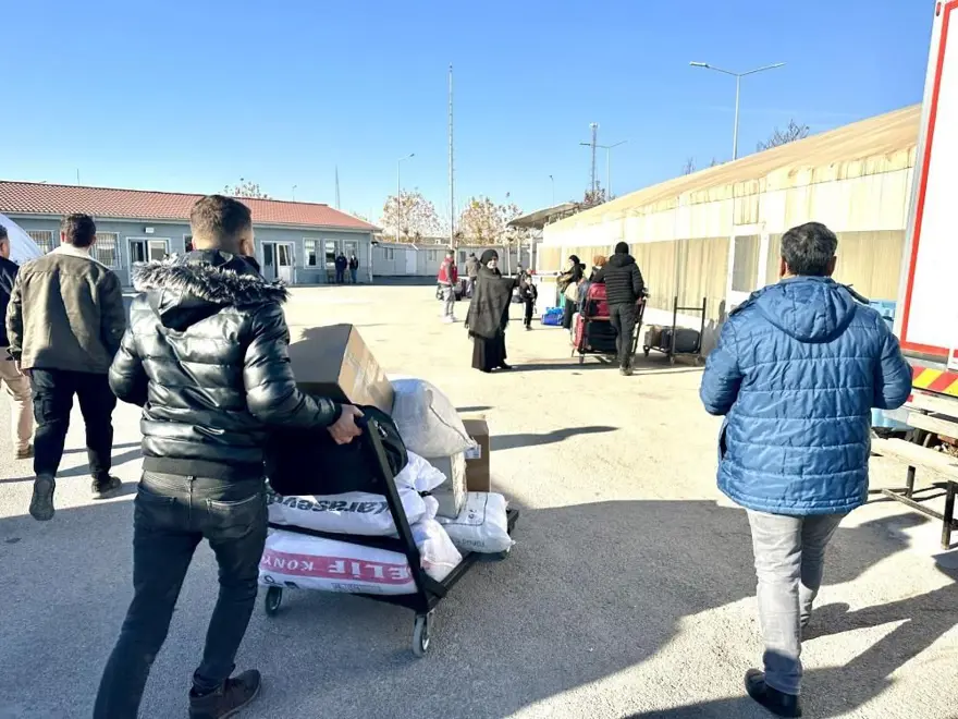 Sınır kapılarında dönüş yoğunluğu: 5 günde 7 bin 871 Suriyeli döndü 3