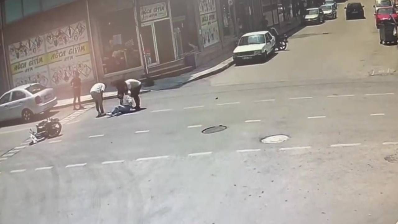 Kaza yapan motosiklet sürücüsü metrelerce sürüklendi