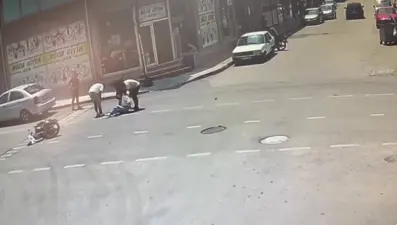 Kaza yapan motosiklet sürücüsü metrelerce sürüklendi