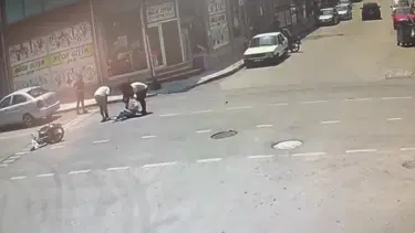 Kaza yapan motosiklet sürücüsü metrelerce sürüklendi