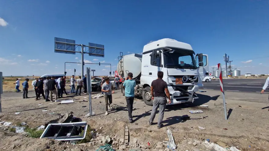 Tanker ile otomobil çarpıştı: 2'si ağır 4 yaralı 2