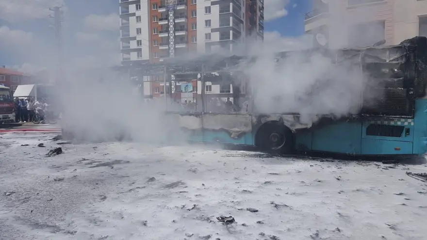 Halk otobüsü alev alev yandı 3