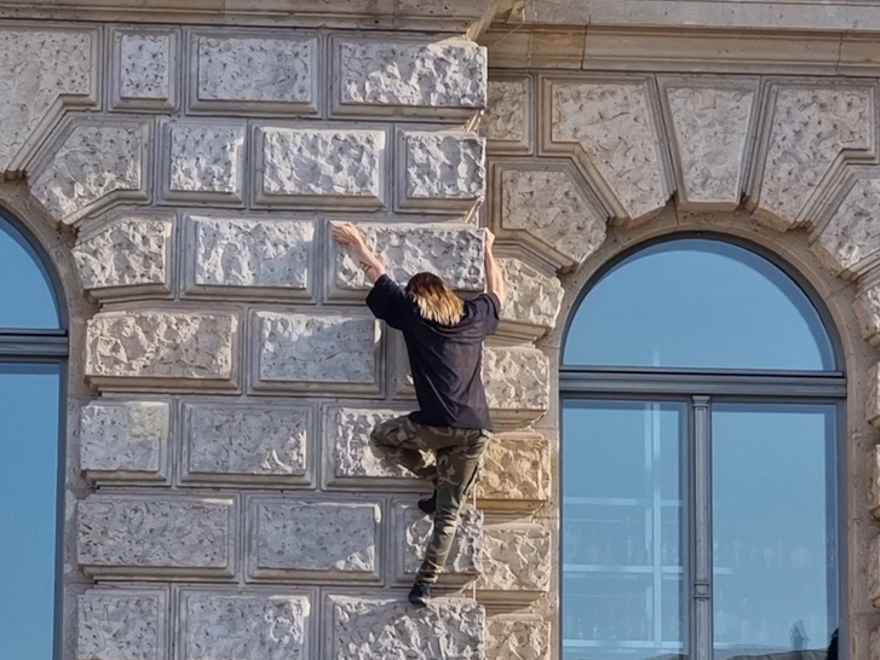 Jared Leto ekipmansız düz duvara tırmandı 1
