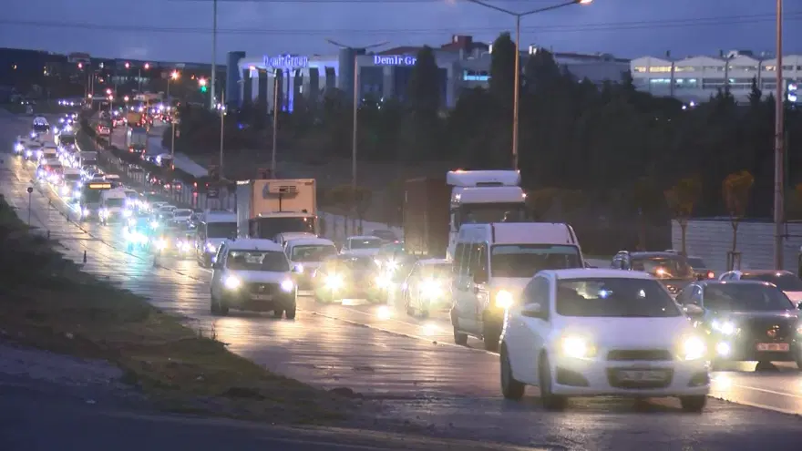 Trafikten kaçmak için kaldırımı üçüncü şerit yaptılar 12 Trafikten kaçmak için kaldırımı üçüncü şerit yaptılar 12