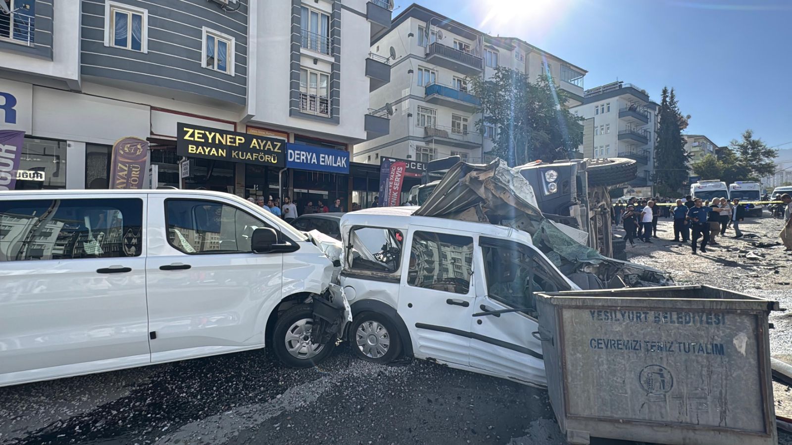 Malatya'da freni arızalanan kamyon 15 araca çarptı: Yaralılar var