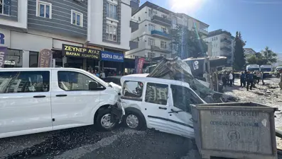 Malatya'da freni arızalanan kamyon 15 araca çarptı: Yaralılar var