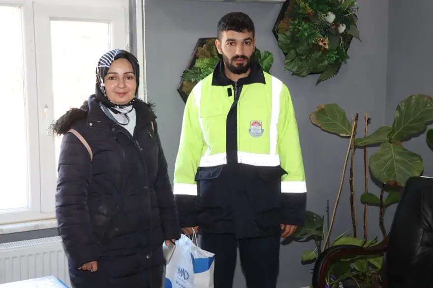 Yalova'da temizlik görevlisi bulduğu cüzdanı sahibine teslim etti 4