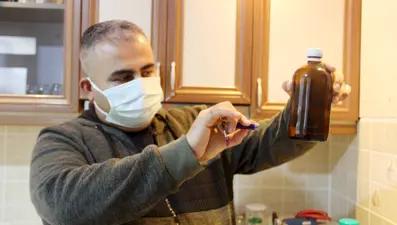 Evini laboratuvara çevirip corona virüse savaş açtı