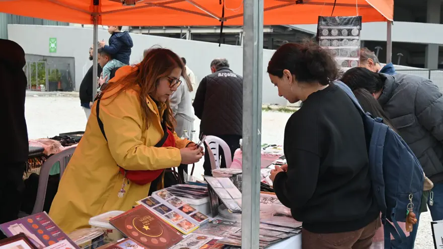 Pazar tezgahında para satıyor: 54 sene biriktirdi şimdi alıcı bekliyor 2