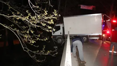 Kaza yapan kamyonet köprüde asılı kaldı